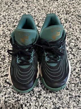 Nike Giannis Immortality 4 GS Black Metallic Gold Bicoastal Basketball Shoes. 4Y